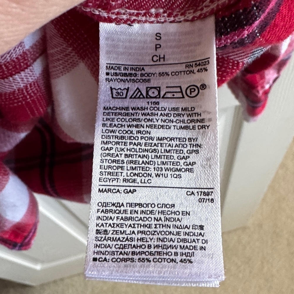 GAP Men's Casual Red and White Plaid Shirt - Picture 3 of 5